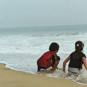 L'Inde, Odisha, Puri, deux amies ayant du plaisir avec les vagues de l'océan. L'Inde, Odisha, Puri, deux amies ayant du plaisir avec les vagues de l'océan.