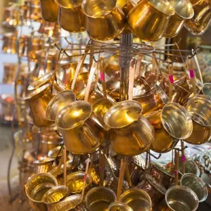 L'Iran, l'Iran central, Esfahan, le marché du Bazar-e Bozorg, les casseroles de cuivre. L'Iran, l'Iran central, Esfahan, le marché du Bazar-e Bozorg, les casseroles de cuivre.