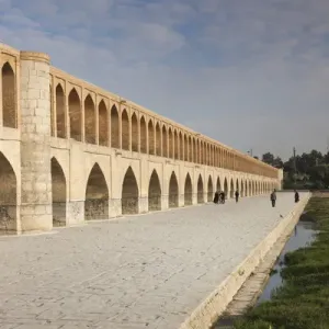 Iran, Central Iran, Esfahan, Si-o-Seh Bridge, dawn