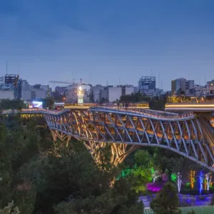 L'Iran, Téhéran, vue de la ville depuis le pont naturel Pole e Tabiat, conçu par Canado-iranien. L'Iran, Téhéran, vue de la ville depuis le pont naturel Pole e Tabiat, conçu par Canado-iranien.