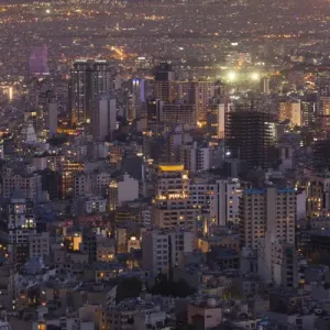 L'Iran, Téhéran, panorama urbain élevé avec vue depuis le toit du parc Iran vers la tour Milad. L'Iran, Téhéran, panorama urbain élevé avec vue depuis le toit du parc Iran vers la tour Milad.