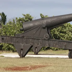 Iron cannon sitting on the outskirts of Castillo de la Real Fuerza on the western edge of
