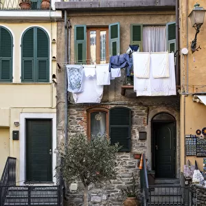 Italy, Cinque Terre, Vernazza, hanging laundry