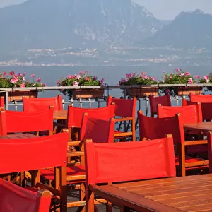 Italy, Verona Province, Torri del Benaco. Lakeside cafe