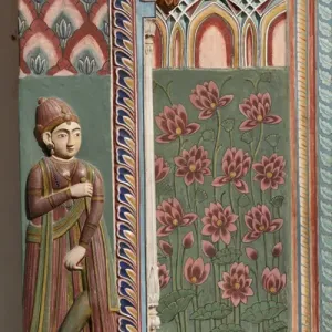 Jaipur, Rajasthan, Inde. Palais de la ville. Mur sculpté en bois avec des fleurs de lotus, décorations peintes. Jaipur, Rajasthan, Inde. Palais de la ville. Mur sculpté en bois avec des fleurs de lotus, décorations peintes.