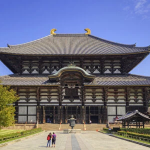 Japan, Nara, Nara Park. Tourists in front of Todai-ji Temple, the worlds largest