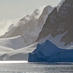 Paysage de l'île recouverte de neige avec un iceberg dans l'Océan Atlantique Sud, Antarctique. Paysage de l'île recouverte de neige avec un iceberg dans l'Océan Atlantique Sud, Antarctique.