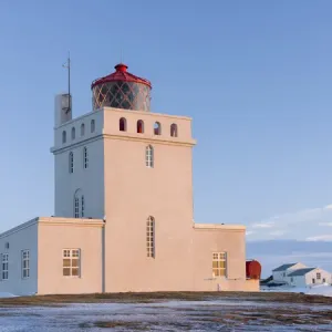 Le phare de la pointe Dyrholaey. Côte de l'Atlantique du Nord près de Vik et Myrdal pendant l'hiver. Le phare de la pointe Dyrholaey. Côte de l'Atlantique du Nord près de Vik et Myrdal pendant l'hiver.