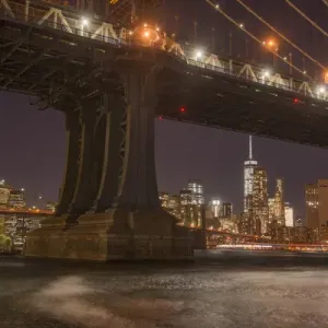 Die Brücke von Manhattan und das Panorama der StadtManhattan im Abendlicht aus dem Brooklyn-Bridge-Park Die Brücke von Manhattan und das Panorama der StadtManhattan im Abendlicht aus dem Brooklyn-Bridge-Park