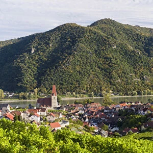 Medieval town of Weissenkirchen in the Wachau, with fortified church Mariae Himmelfahrt