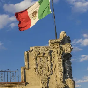 Die mexikanische Flagge und Statuen im Zentralplatz (Zocalo), Mexiko-Stadt, Mexiko Die mexikanische Flagge und Statuen im Zentralplatz (Zocalo), Mexiko-Stadt, Mexiko