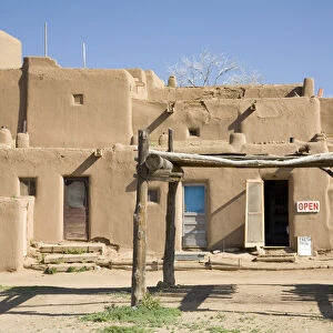 NM, New Mexico, Taos Pueblo, inhabited for 1000 years, North House (Hlaumma), multi-storied