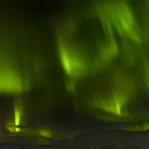 Les aurores boréales ou aurora borealis au-dessus des montagnes entre Thingvellir et Laugarvatn. Les aurores boréales ou aurora borealis au-dessus des montagnes entre Thingvellir et Laugarvatn.