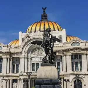 Statue von Pegas im Vordergrund des Palacio de Bellas Artes, Mexiko-Stadt, Mexiko Statue von Pegas im Vordergrund des Palacio de Bellas Artes, Mexiko-Stadt, Mexiko
