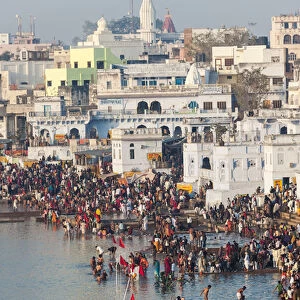 Pilgrims at the annual Hindu pilgrimage to holy Pushkar Lake, Pushkar, Rajasthan State