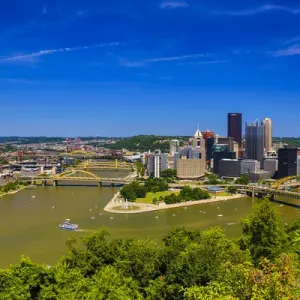 Pittsburgh, Pensilvania. Vista aérea de la ciudad con ríos, puentes y barcos. Pittsburgh, Pensilvania. Vista aérea de la ciudad con ríos, puentes y barcos.
