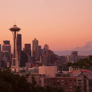 Seattle, estado de Washington Estrella en la noche desde el Cerro de la Reina con La Aguja del Espacio Seattle, estado de Washington Estrella en la noche desde el Cerro de la Reina con La Aguja del Espacio