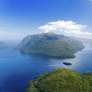 Secretary Island (centre), Doubtful Sound (left), Thompson Sound (right), Fiordland National Park