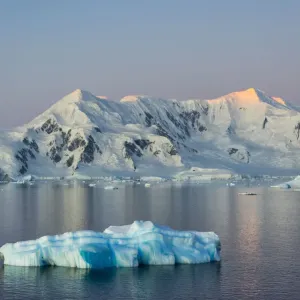 Île recouverte de neige et glace flottante dans l'océan Atlantique Sud, Antarctique. Île recouverte de neige et glace flottante dans l'océan Atlantique Sud, Antarctique.