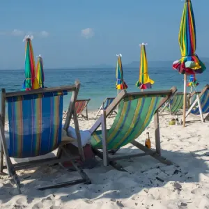 Asie du Sud-Est ; Thaïlande ; Puhket ; Îles de Phi Phi ; Chaises sur la plage de sable blanc. Asie du Sud-Est ; Thaïlande ; Puhket ; Îles de Phi Phi ; Chaises sur la plage de sable blanc.