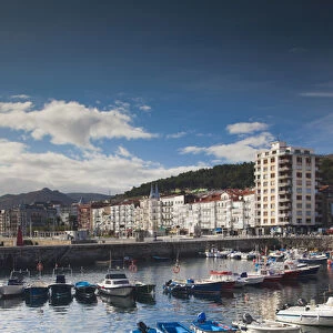 Spain, Cantabria Region, Cantabria Province, Castro-Urdiales, view of town and harbor