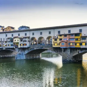 Atardecer del río Arno en la Puente Vecchia de Florencia, Toscana Italia. El puente originalmente construido en tiempos romanos Atardecer del río Arno en la Puente Vecchia de Florencia, Toscana Italia. El puente originalmente construido en tiempos romanos