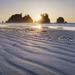 Sunset on Shi Shi Beach, sea stacks of Point of the Arches are in the distance