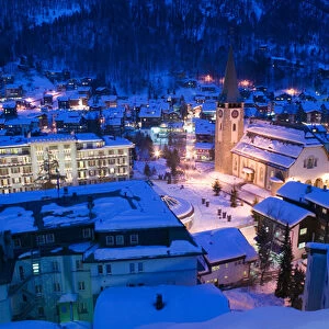 SWITZERLAND-Wallis / Valais-ZERMATT: Zermatterhof Hotel & Parish Church / Evening / Winter