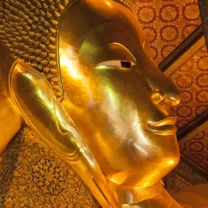 La Thaïlande, Bangkok. Vue rapprochée de la tête du Bouddha couché à l'intérieur de Wat Pho. La Thaïlande, Bangkok. Vue rapprochée de la tête du Bouddha couché à l'intérieur de Wat Pho.