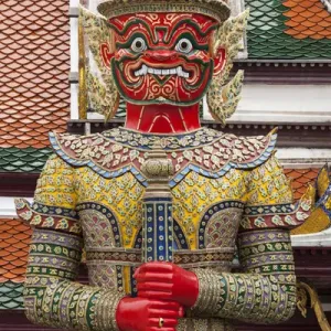 La Thaïlande, Bangkok, un démon géant nommé Suryapop garde l'entrée orientale du Bouddha d'Émeraude. La Thaïlande, Bangkok, un démon géant nommé Suryapop garde l'entrée orientale du Bouddha d'Émeraude.