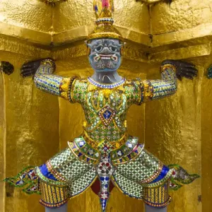 La Thaïlande, Bangkok. Les Yaksha (démons) gardent l'un des chedis d'or à Wat Phra Kaew. La Thaïlande, Bangkok. Les Yaksha (démons) gardent l'un des chedis d'or à Wat Phra Kaew.