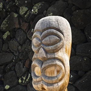 Tiki at Pu uhonua O Honaunau National Historic Park (City of Refuge), Kona Coast, Hawaii, USA