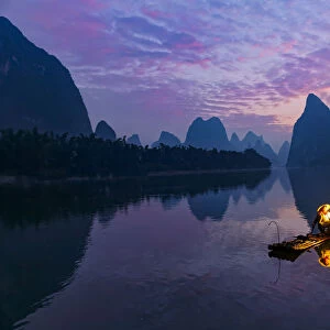 Traditional Chinese cormorant fisherman, Li River, near Xingping, China