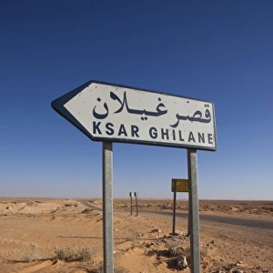 Tunisia, Ksour Area, Ksar Ghilane, Grand Erg Oriental Desert, road sign