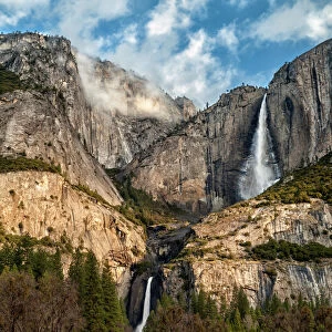 USA, California, Yosemite National Park, Upper and Lower Yosemite Falls at sunrise