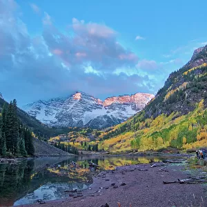 USA, Colorado, Aspen. Maroon Bells, snow-covered Aspens and firs