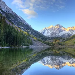 USA, Colorado, Maroon Bells-Snowmass Wilderness, Maroon Bells from Maroon Lake