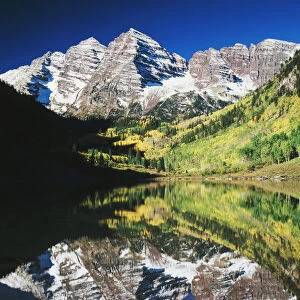 USA, Colorado, White River National Forest, Maroon Bells reflected in Maroon Lake