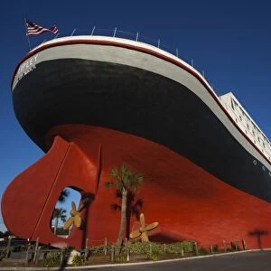 USA, Florida, Florida Panhandle, Panama City Beach, sinking ship motif of the Ripley s