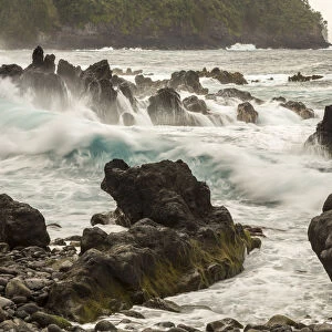 USA, Hawaii, Laupahoehoe Beach Point State Park. Crashing waves on shore rocks. Credit as
