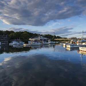 USA, Maine, Ogunquit, Perkins Cove, boats in a small harbor