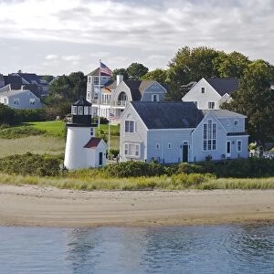 USA, Massachusetts, Hyannis. Hyannis Harbor Light and surrounding homes