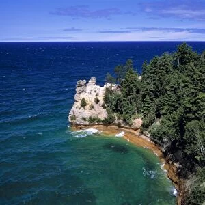 USA, Michigan, Pictured Rocks NL. Miners Point, in the Michigans Upper Peninsula
