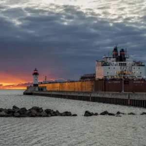 USA, Minnesota, Duluth, Lakewalk, Liftbridge