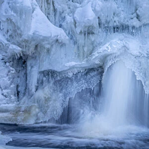 USA, Minnesota, Lake Superior. Partially frozen waterfall and pool