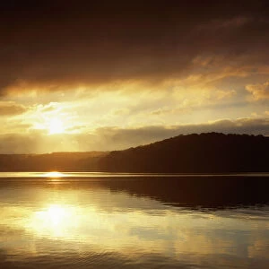 USA, Missouri, Lake of the Ozarks, Lake at Sunrise