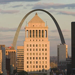 USA, Missouri, St. Louis: Downtown & Gateway Arch at Sunset