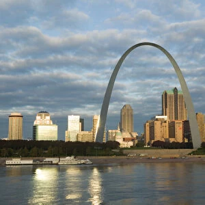 USA, Missouri, St. Louis: Old Courthouse & Gateway Arch Area along Mississippi River