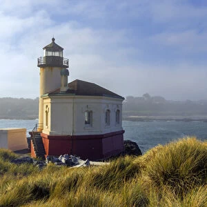 USA, Oregon, Bandon. Scenic of Umpaqua River Lighthouse