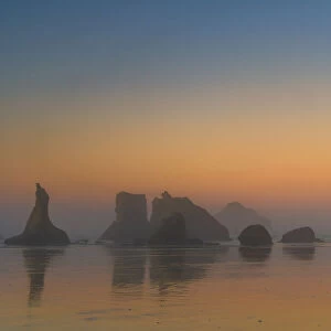 USA, Oregon, Bandon. Sunrise on beach. Credit as: Jay O Brien / Jaynes Gallery / DanitaDelimont